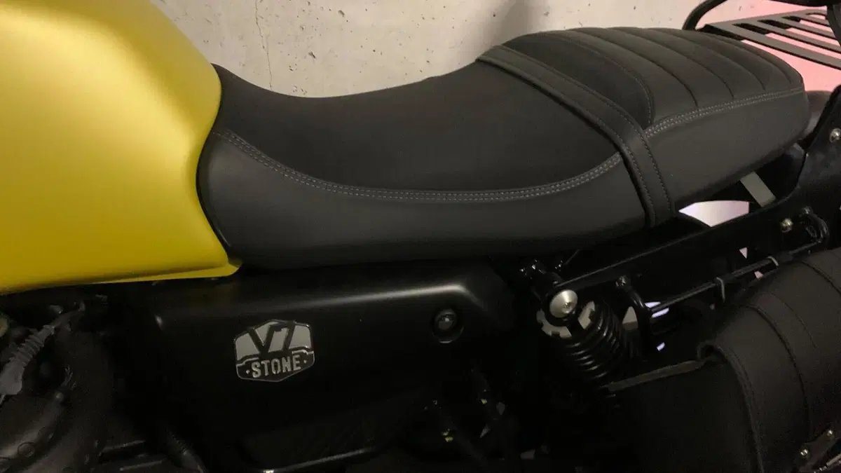 Moto Guzzi V7 850 Stone Special Abs (2021)  (4)