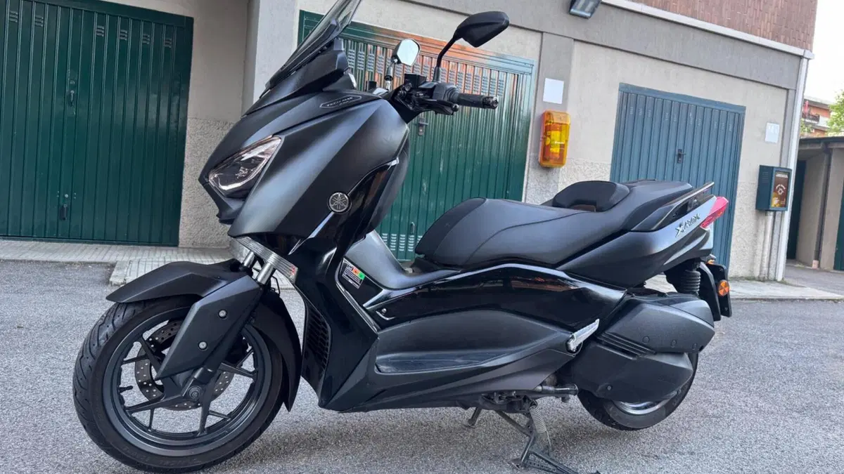 Yamaha X-Max 300 Tech Max (2021 - 24)  (2)