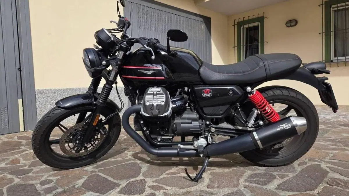 Moto Guzzi V7 Stone Special Edition (2022 - 25)  (2)