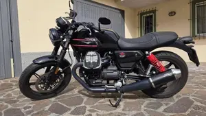 Moto Guzzi V7 Stone Special Edition (2022 - 25)  (2)