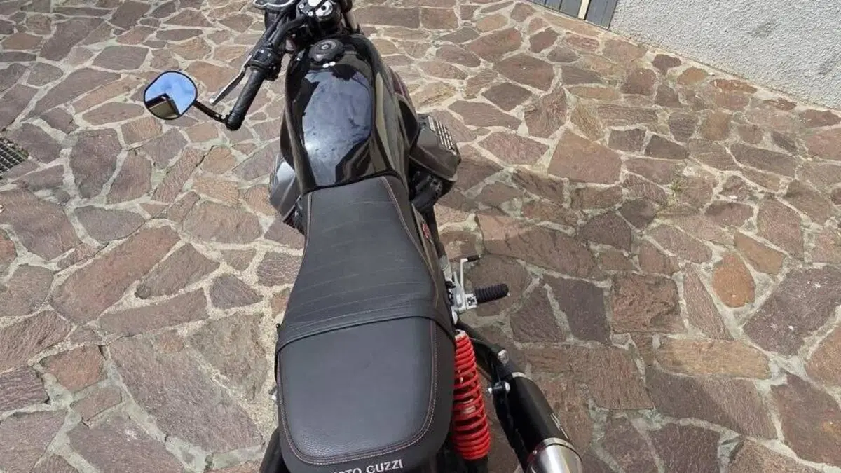 Moto Guzzi V7 Stone Special Edition (2022 - 25)  (3)