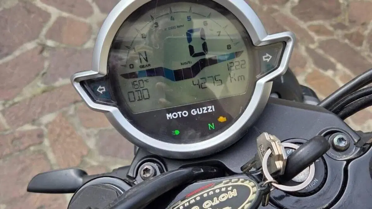 Moto Guzzi V7 Stone Special Edition (2022 - 25)  (4)