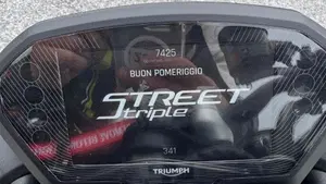 Triumph Street Triple 765 RS (2023 - 26)  (9)