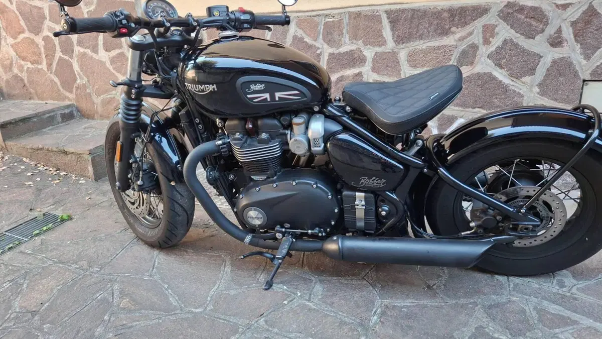 Triumph Bonneville Bobber Black 1200 (2018 - 20)  (4)
