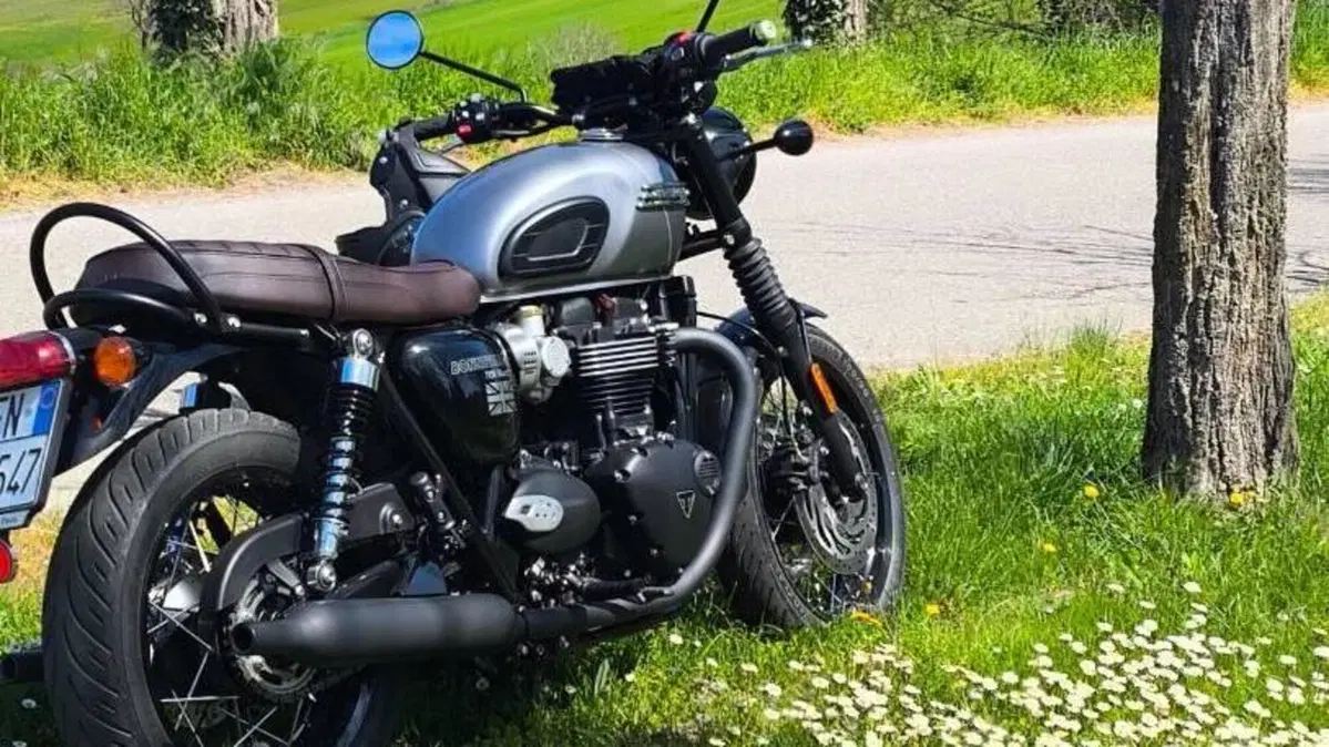 Triumph Bonneville T120 Black (2021 - 25)  (2)