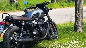 Triumph Bonneville T120 Black (2021 - 25)  (2)