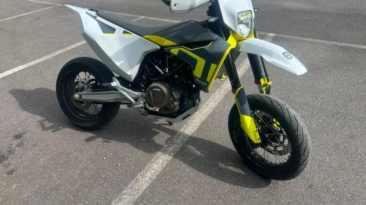Husqvarna 701 Supermoto (2022)  (2)