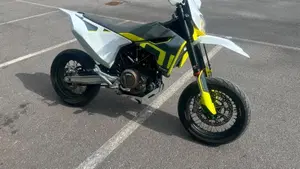 Husqvarna 701 Supermoto (2022)  (3)
