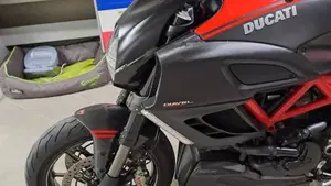 Ducati Diavel 1200 Carbon (2010 - 13)  (2)