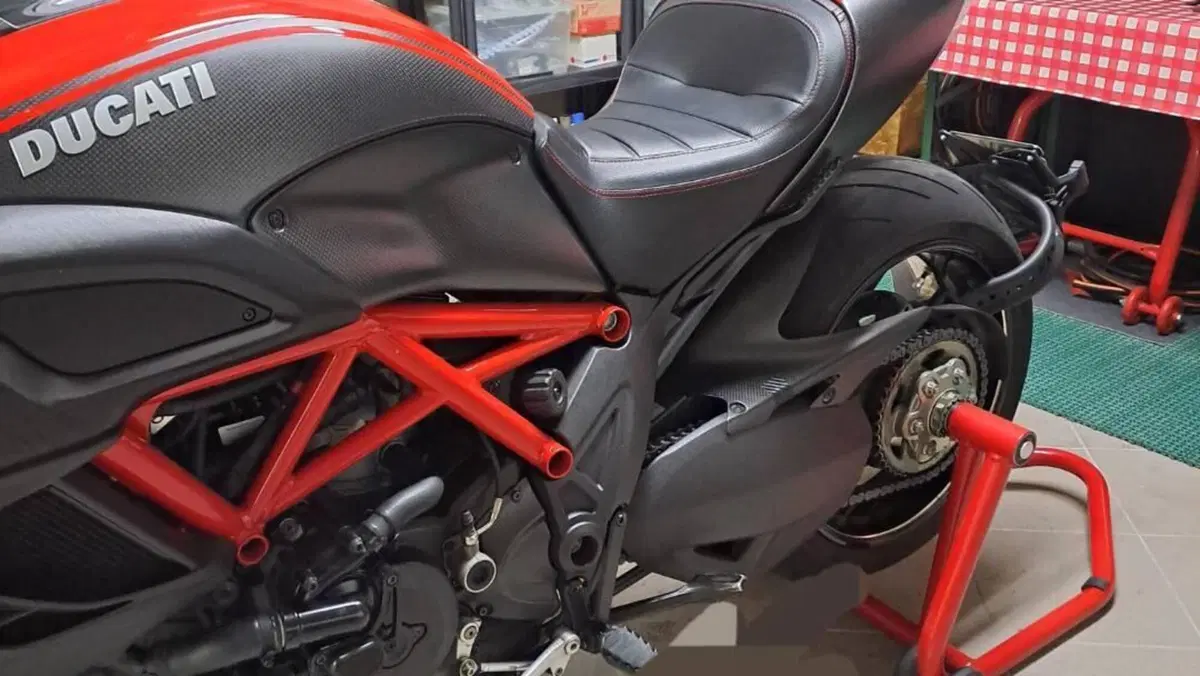 Ducati Diavel 1200 Carbon (2010 - 13)  (3)