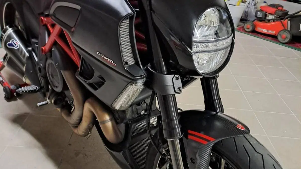 Ducati Diavel 1200 Carbon (2010 - 13)  (4)
