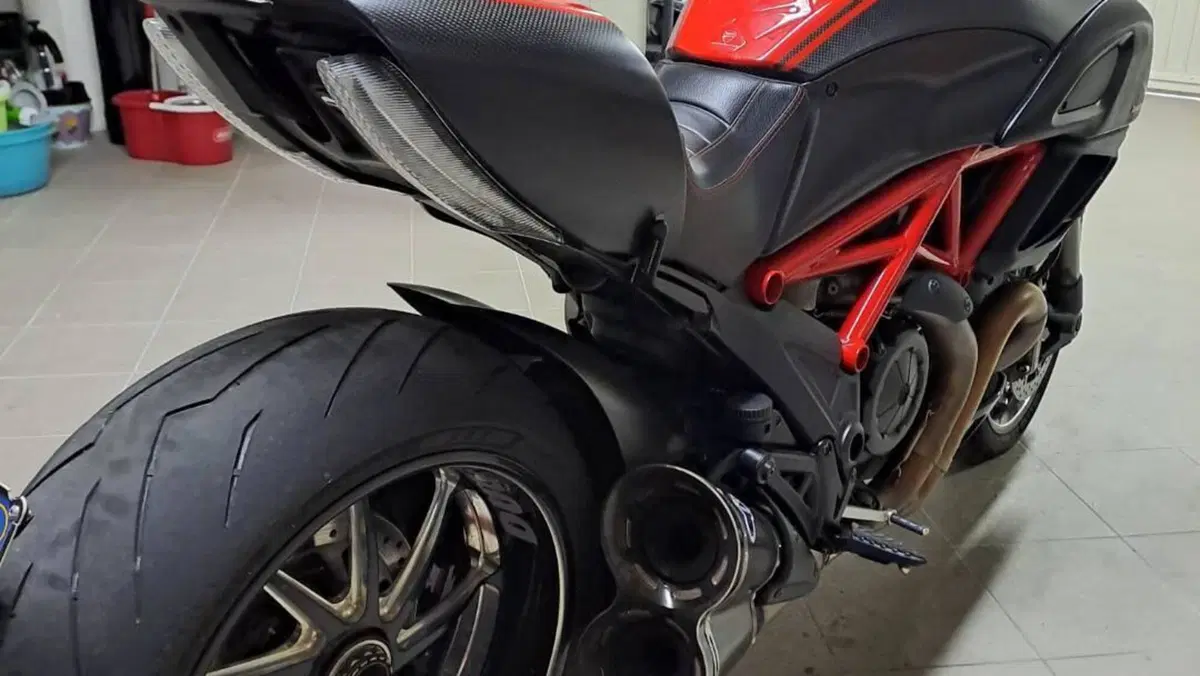 Ducati Diavel 1200 Carbon (2010 - 13)  (6)