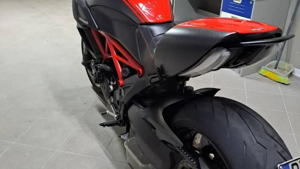 Ducati Diavel 1200 Carbon (2010 - 13)  (7)