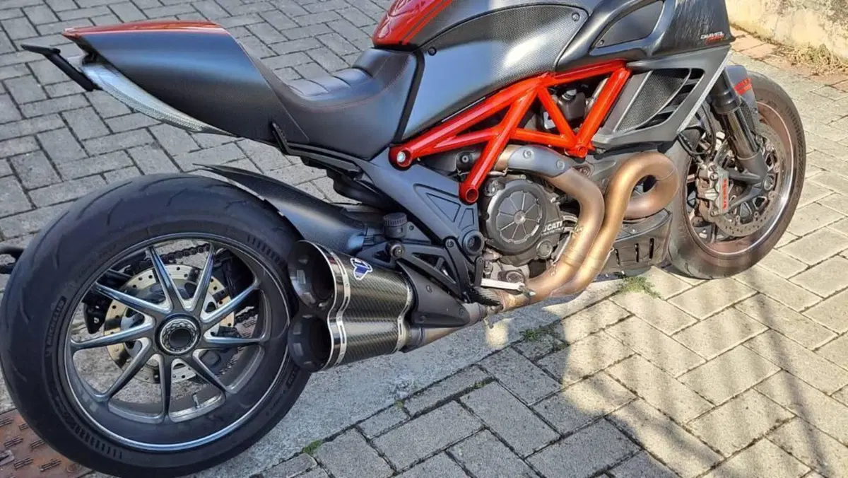 Ducati Diavel 1200 Carbon (2010 - 13)  (11)