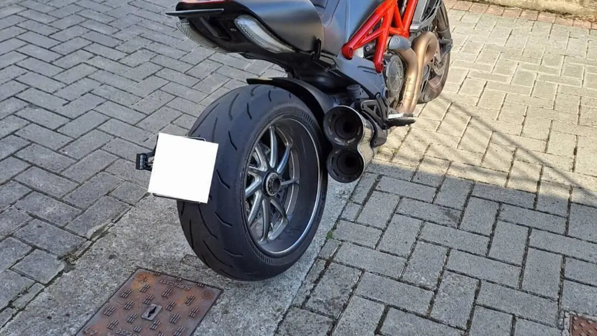 Ducati Diavel 1200 Carbon (2010 - 13)  (12)