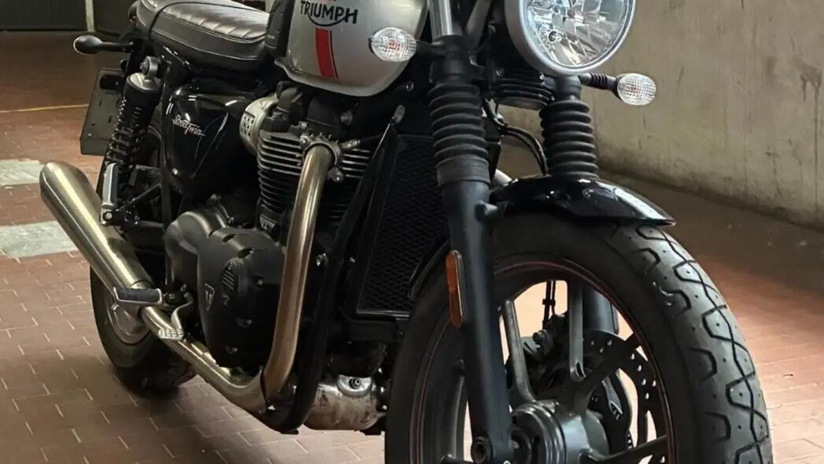 Triumph Street Twin 900 (2016)  (2)