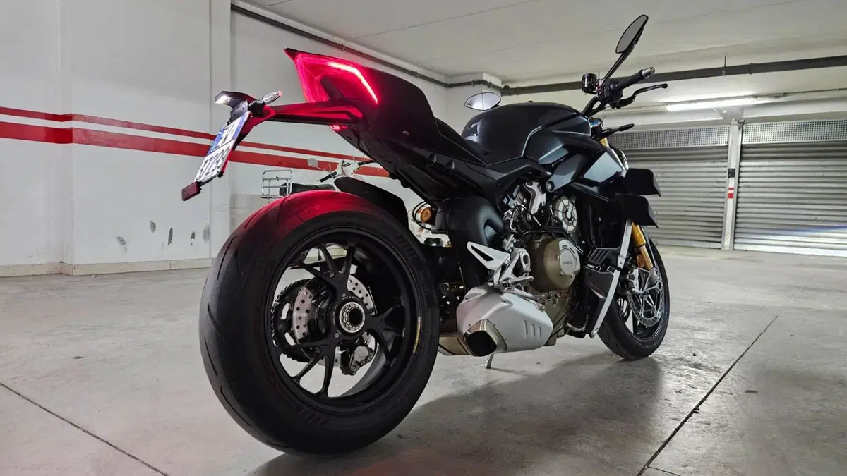 Ducati Streetfighter V4 1100 S (2021 - 22)  (2)
