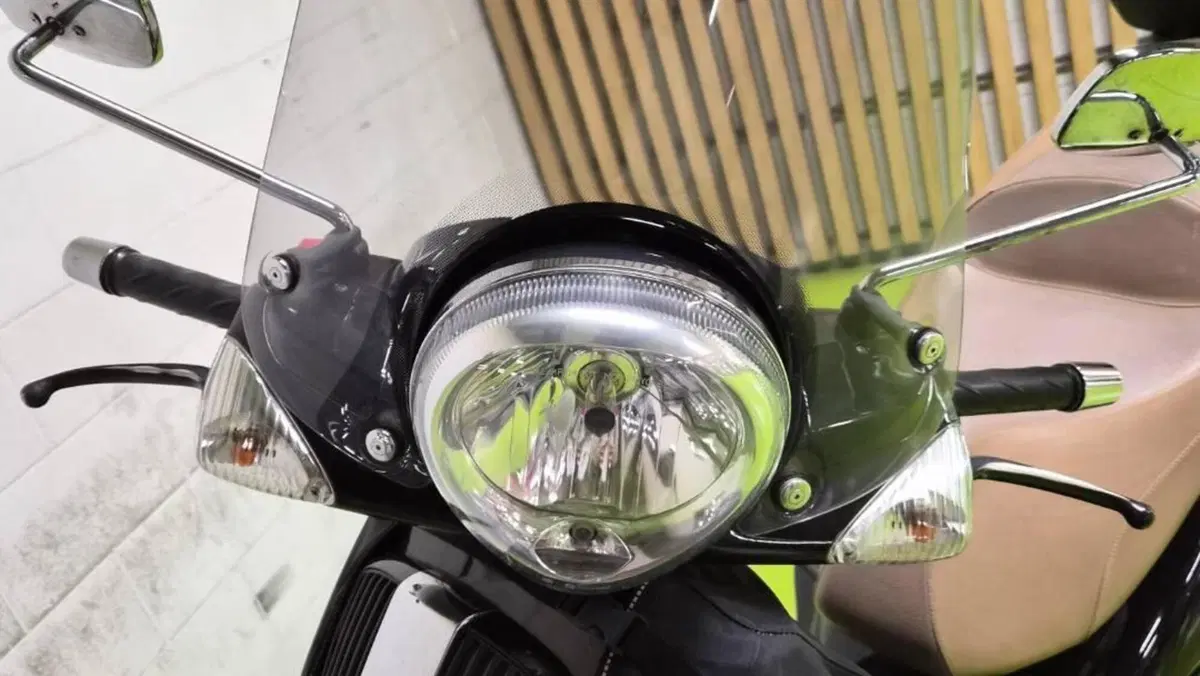 Piaggio Beverly Tourer 300  (2)
