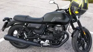 Moto Guzzi V7 III Stone (2017 - 20)  (2)