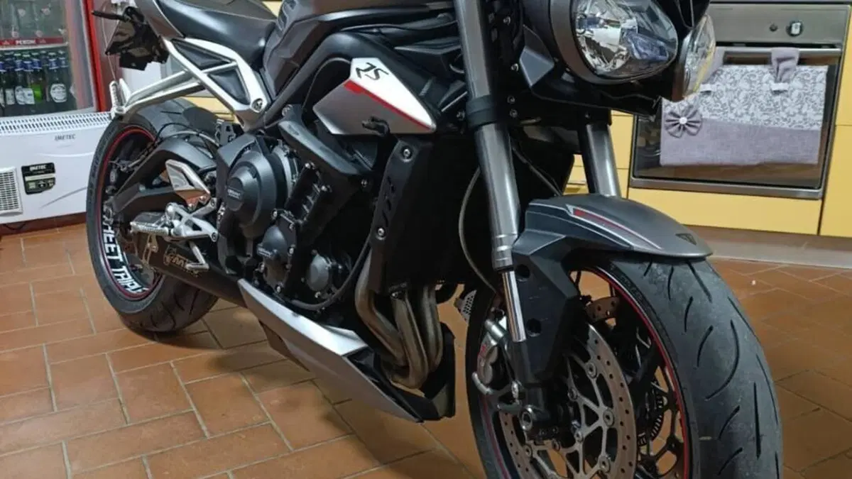 Triumph Street Triple RS (2017 - 19)  (2)