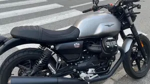 Moto Guzzi V7 Stone (2021 - 24) 