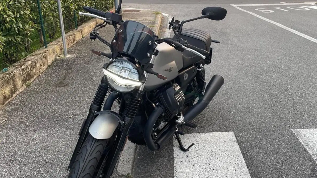 Moto Guzzi V7 Stone (2021 - 24)  (3)