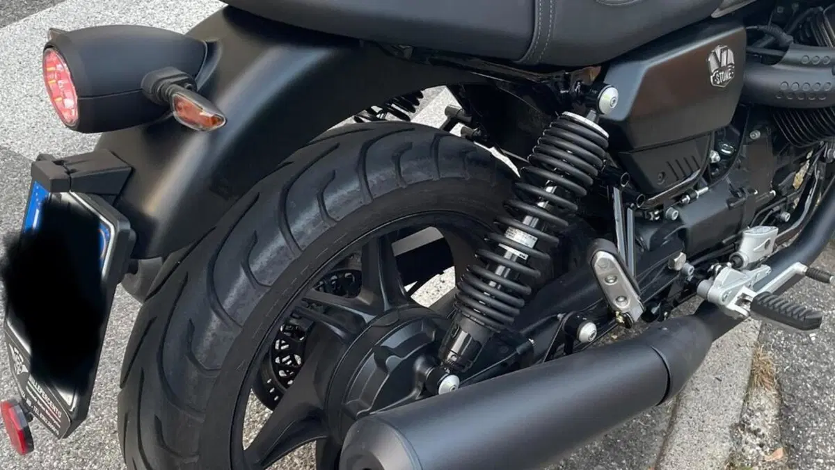 Moto Guzzi V7 Stone (2021 - 24)  (4)