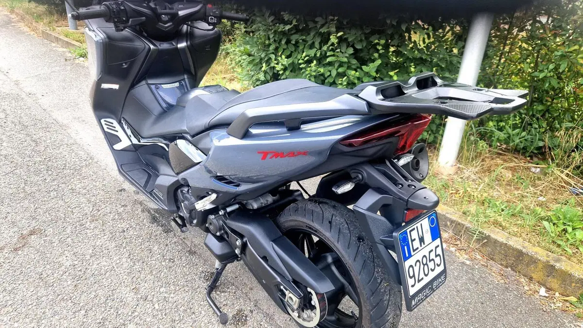 Yamaha T-Max 560 Tech Max (2021)  (2)