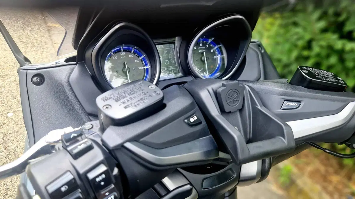 Yamaha T-Max 560 Tech Max (2021)  (13)