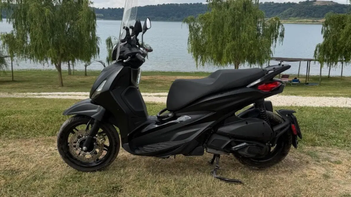 Piaggio Beverly 300 ABS-ASR (2021 - 25)  (2)