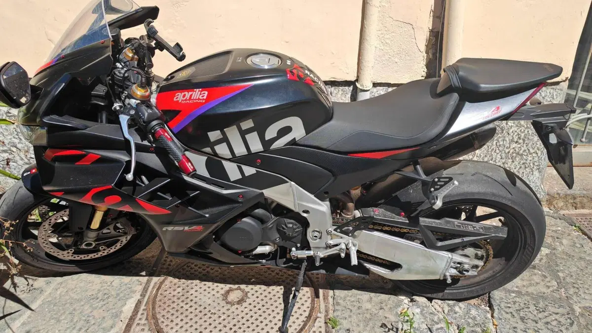 Aprilia RSV4 1100 Factory (2021 - 24) 