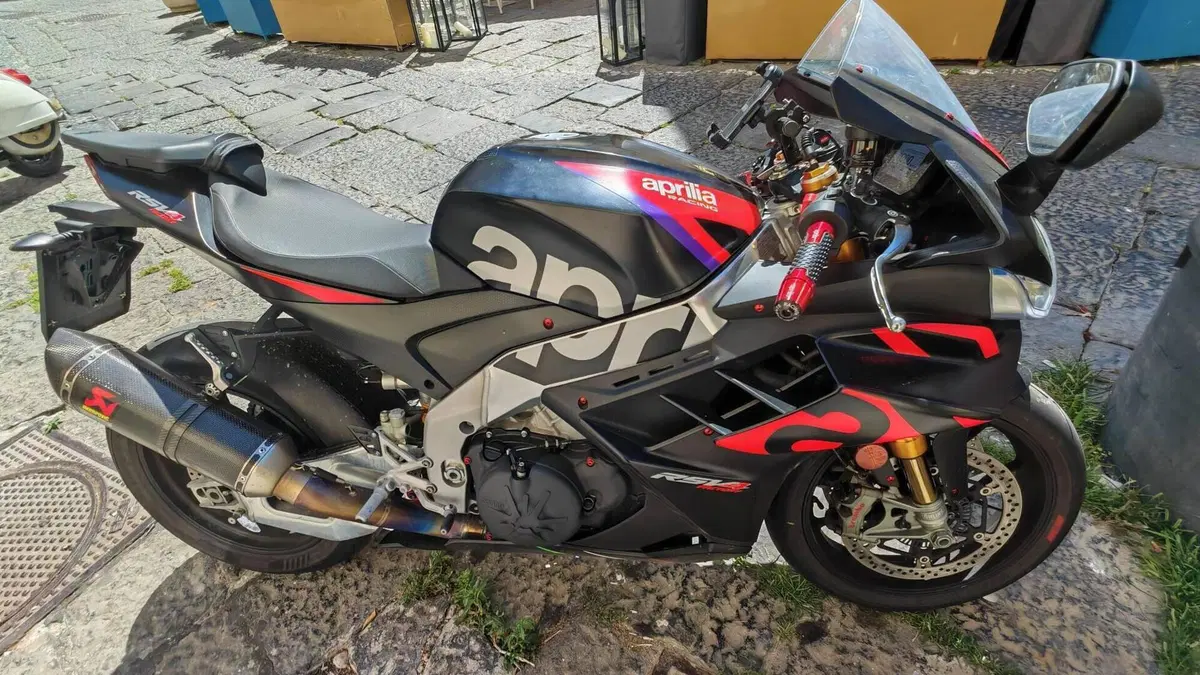 Aprilia RSV4 1100 Factory (2021 - 24)  (3)