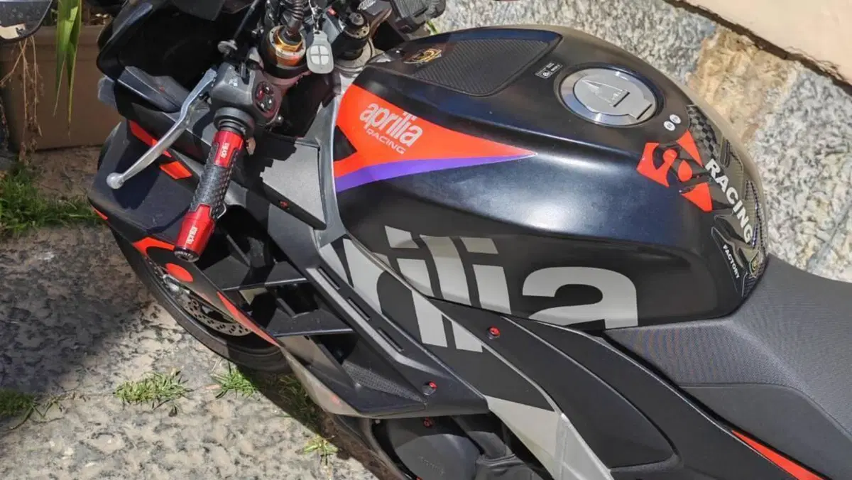 Aprilia RSV4 1100 Factory (2021 - 24)  (5)
