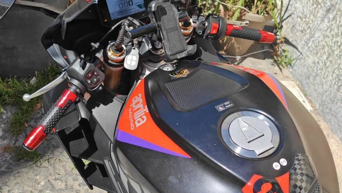 Aprilia RSV4 1100 Factory (2021 - 24)  (6)