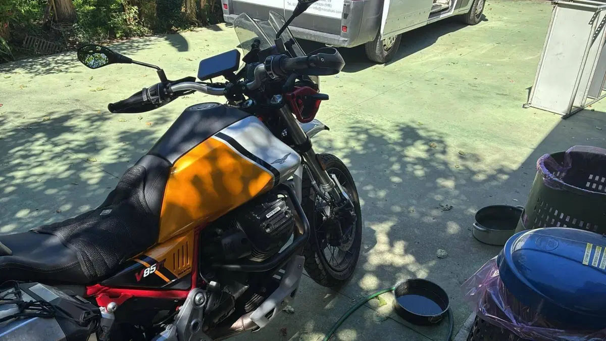 Moto Guzzi V85 TT (2021 - 23)  (3)
