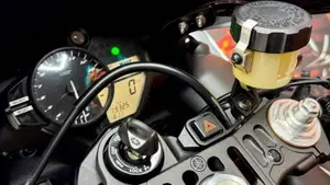 Yamaha YZF R1 (2015 - 16)  (13)