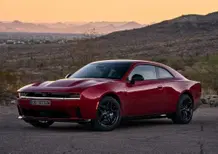 Dodge Charger 2026 in Europa, benzina biturbo o l'eretica elettrica da 670 CV: la muscle car che divide i puristi ma corre più di prima