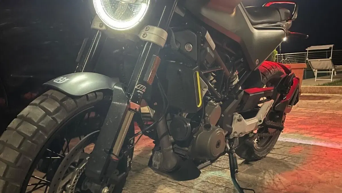 Husqvarna Svartpilen 401 (2020)  (4)