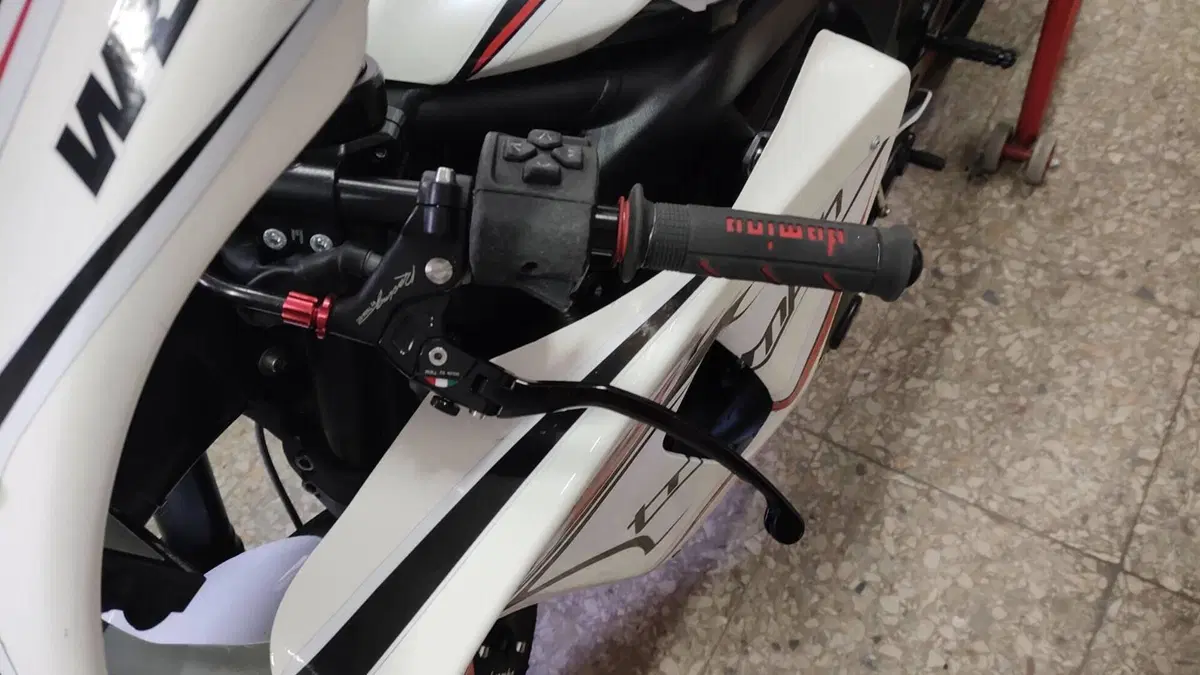 Triumph Street Triple 765 R (2023 - 26)  (2)