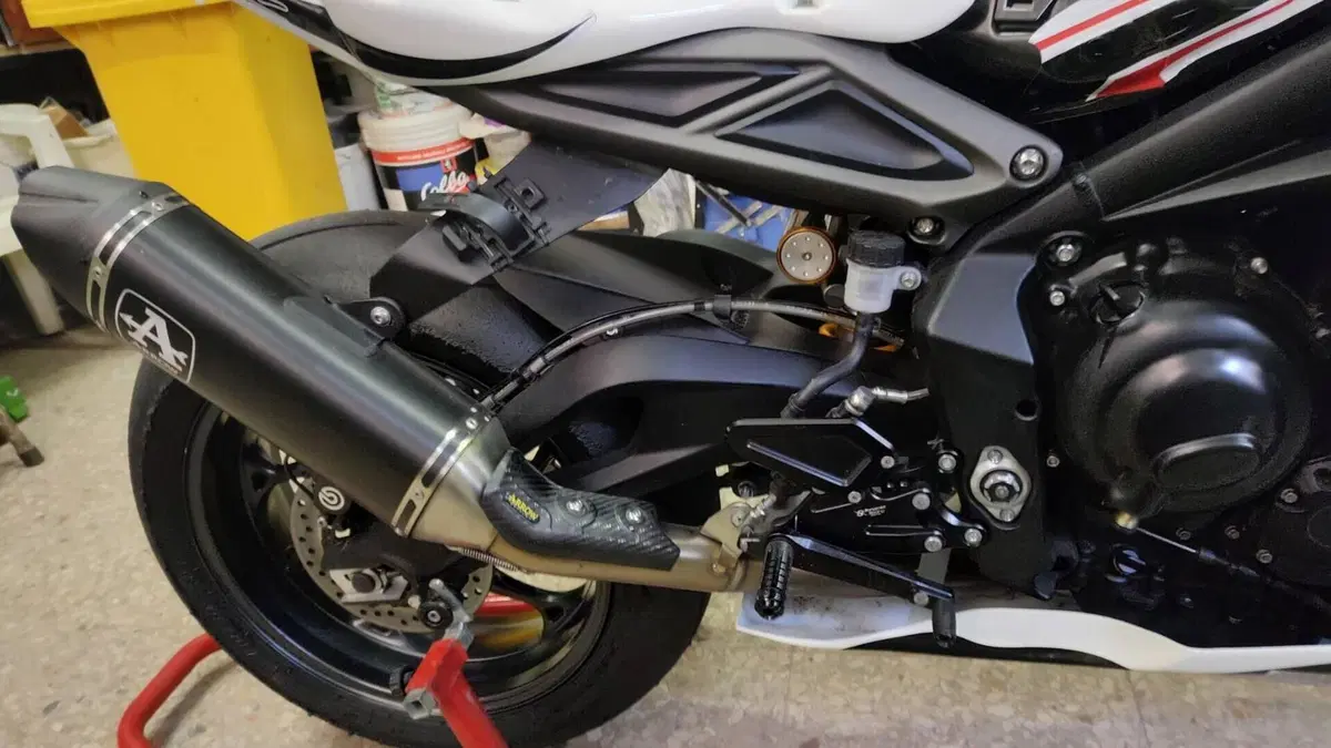 Triumph Street Triple 765 R (2023 - 26)  (3)