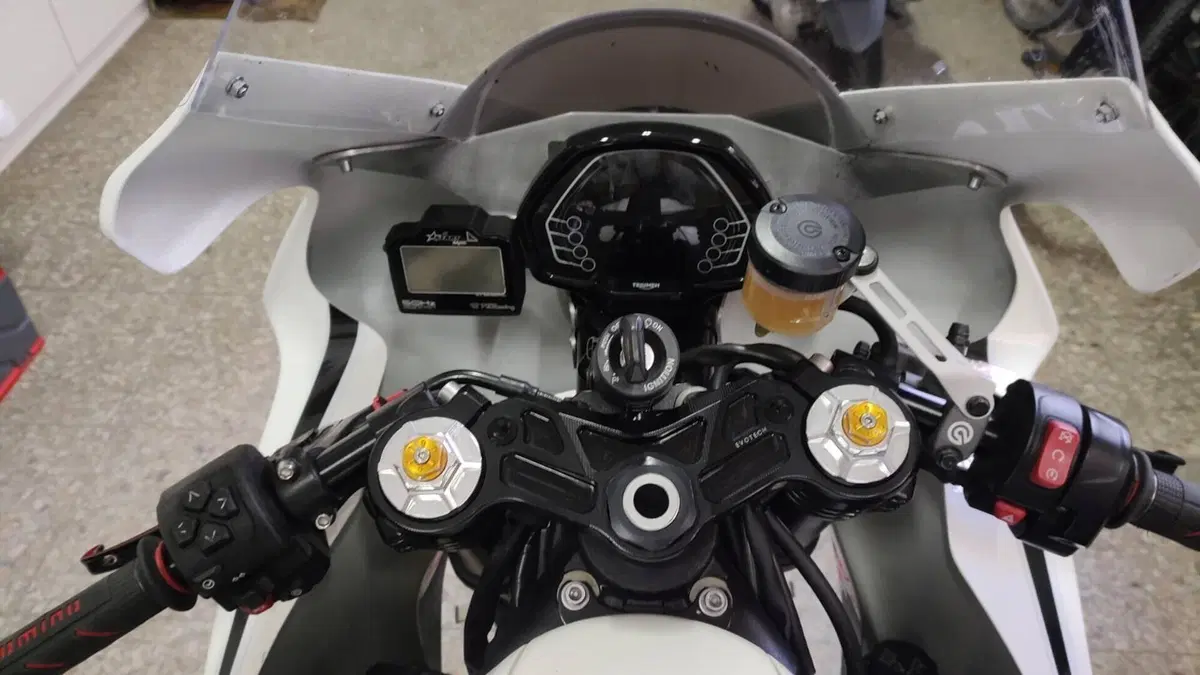 Triumph Street Triple 765 R (2023 - 26)  (4)