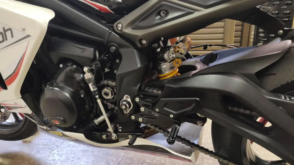 Triumph Street Triple 765 R (2023 - 26)  (6)
