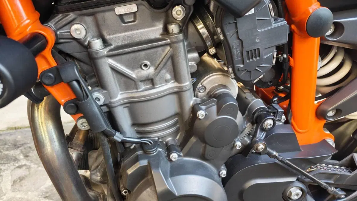 KTM 890 Duke R (2020)  (6)