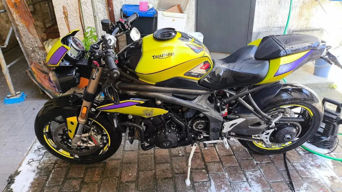 Triumph Speed Triple 1050 S ABS (2016 - 17)  (2)