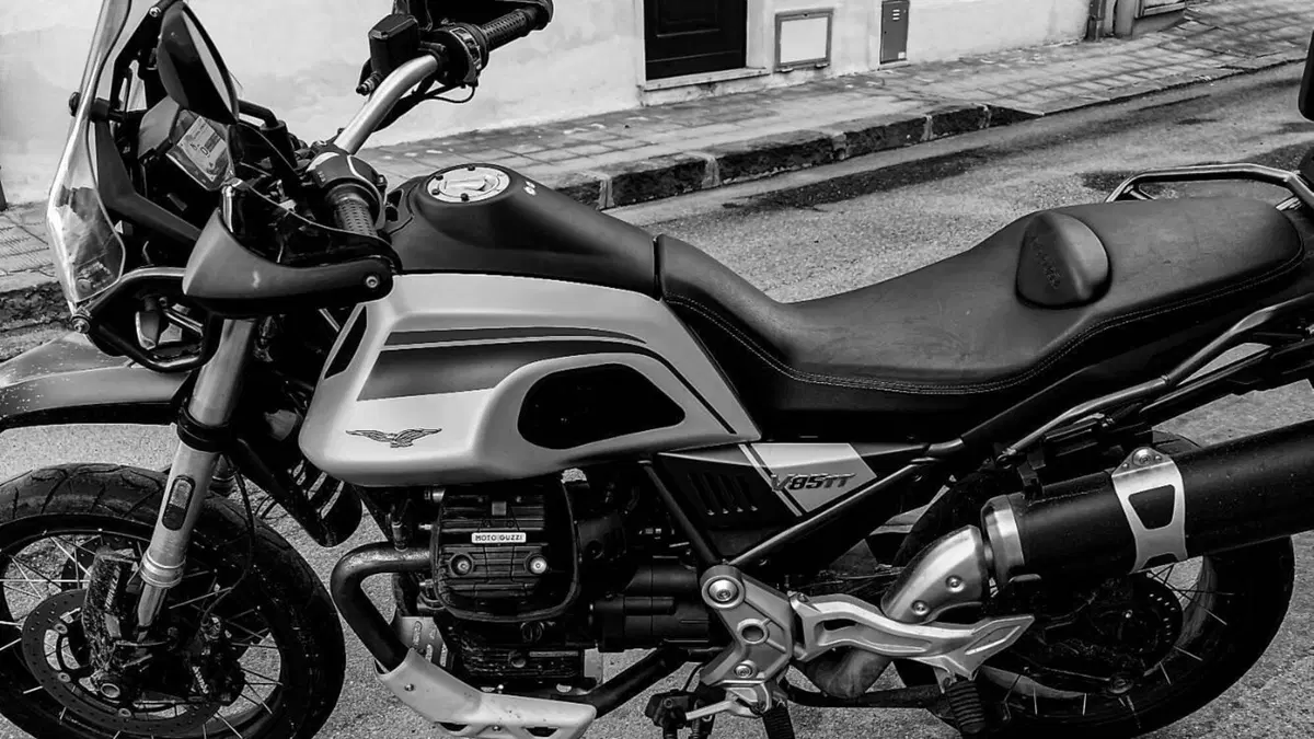 Moto Guzzi V85 TT Travel (2021 - 23)  (6)