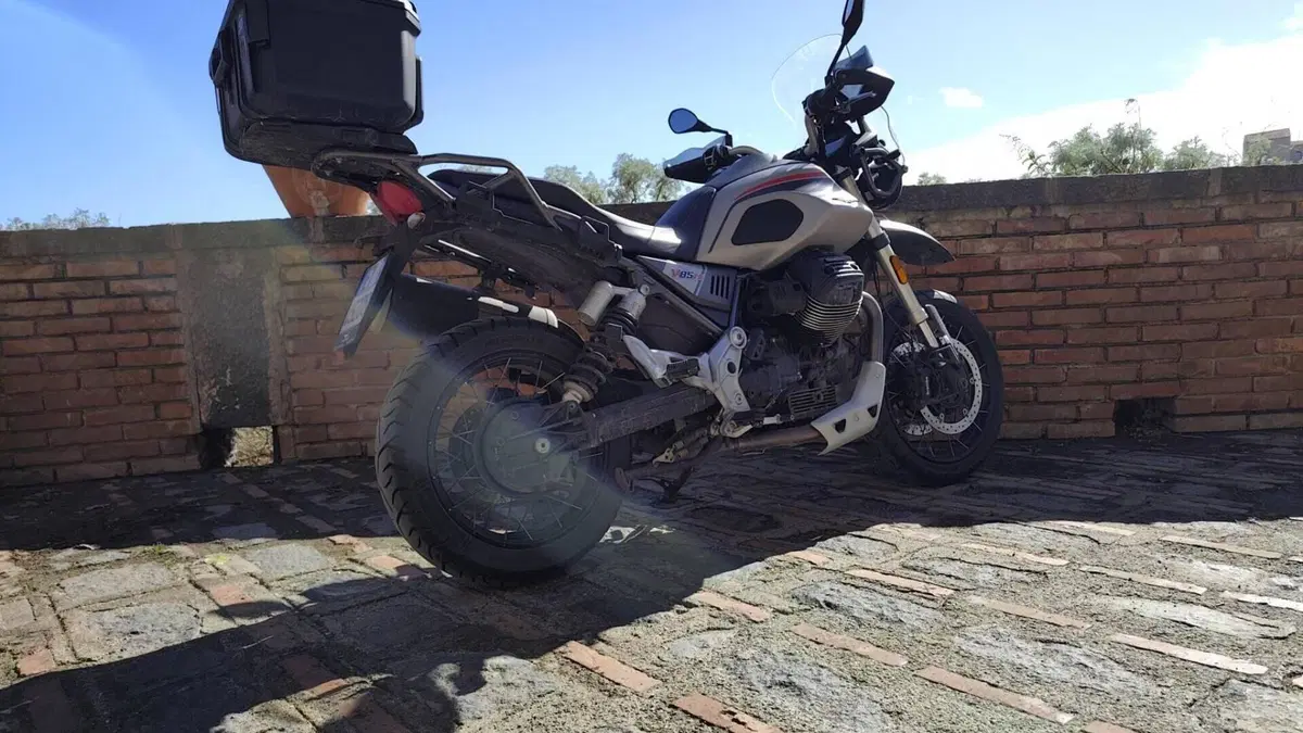 Moto Guzzi V85 TT Travel (2021 - 23)  (7)