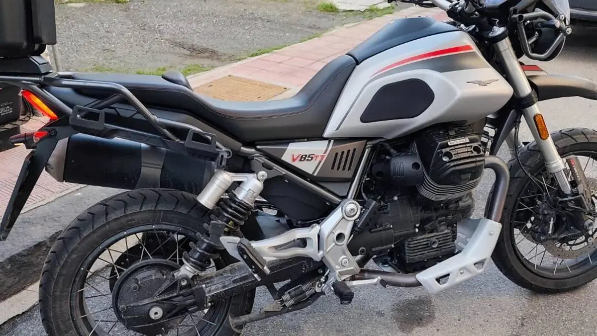 Moto Guzzi V85 TT Travel (2021 - 23)  (8)