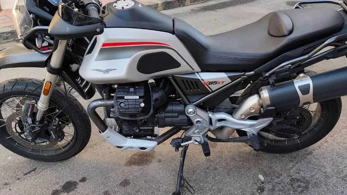 Moto Guzzi V85 TT Travel (2021 - 23)  (9)