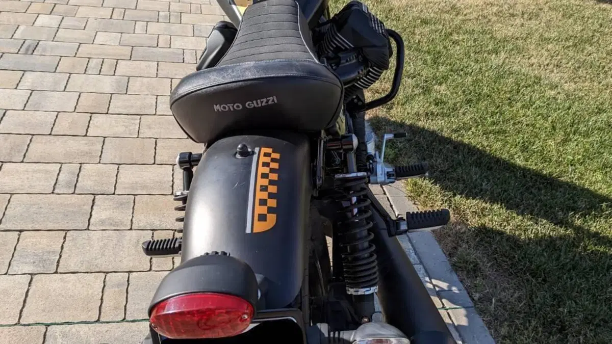 Moto Guzzi V9 Bobber (2016 - 18)  (3)