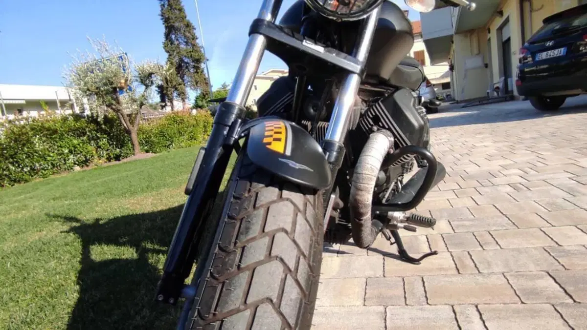 Moto Guzzi V9 Bobber (2016 - 18)  (4)